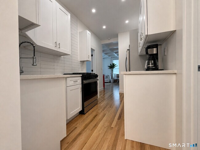 Building Photo - 492 Lombard St
