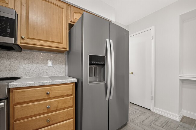 Building Photo - 10383 Briar Forest Dr