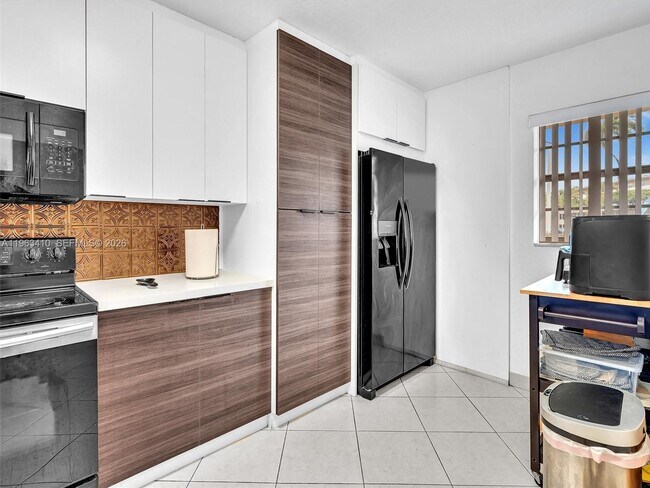 Building Photo - 1770 NE 191st St