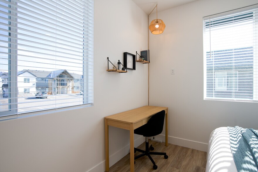 Secondary Bedroom desk and workspace - 525 N 1st St