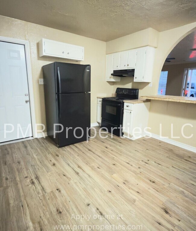 Building Photo - 3 Bedrooms / 1 Bathroom House