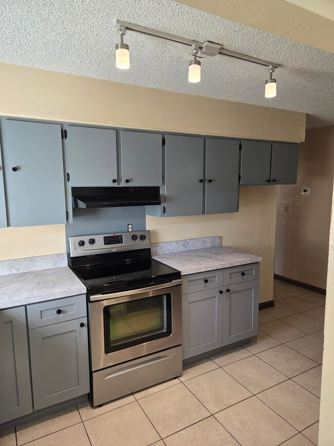 Building Photo - SPACIOUS 2 BEDROOM 1 BATH DUPLEX LOCATED I...