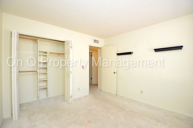 Building Photo - Move in Ready!
