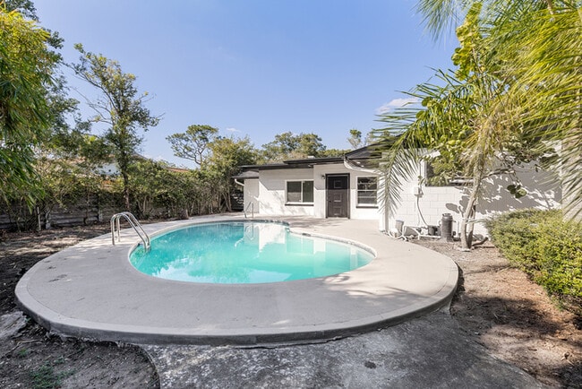 Building Photo - Newly Renovated Pool Home