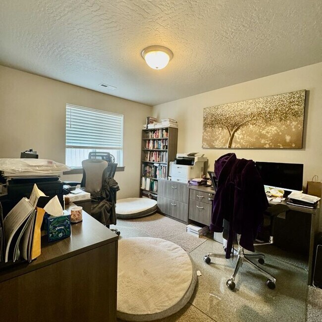 Building Photo - Beautiful 4 bedroom home