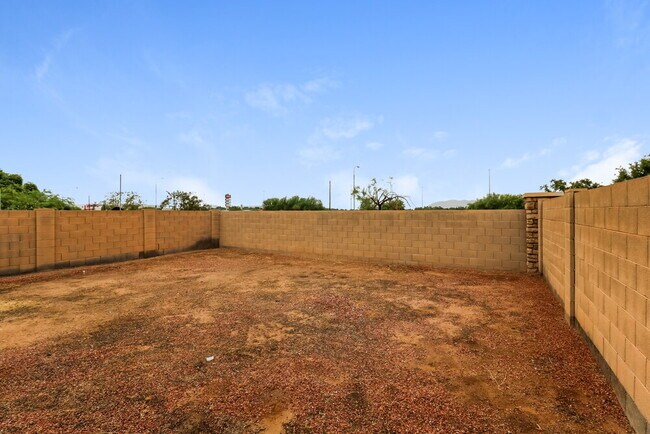 Building Photo - 9411 W Eaton Rd