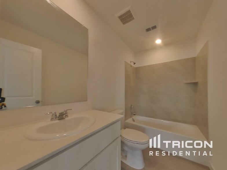 Building Photo - 2701 Brushy Lk Dr