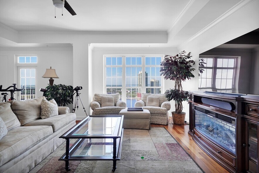 Building Photo - 400 E Bay St