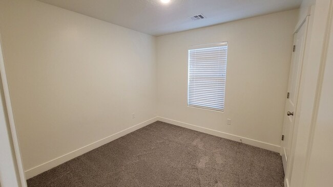 Building Photo - 4 bed | 2 1/2 bath | 2 car garage in Deser...