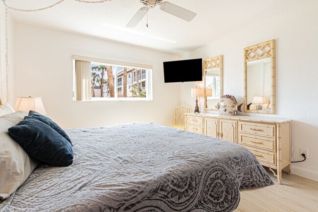 Building Photo - AVAILABLE NOW! Furnished Ground-Floor End Unit | Lake & Pool Views | Minutes to Marco Island & Do...