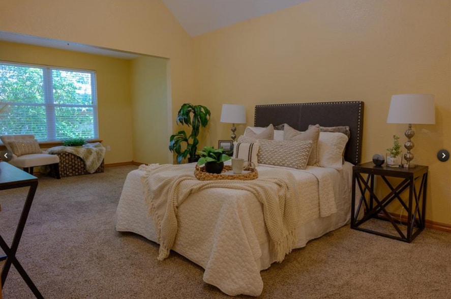 Master Bedroom - 414 Hollyhill Ln