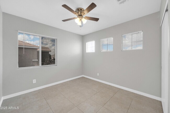 Building Photo - 913 W Juanita Ave