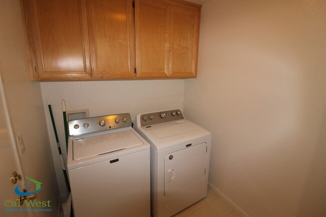 Building Photo - 390 Oleander Dr