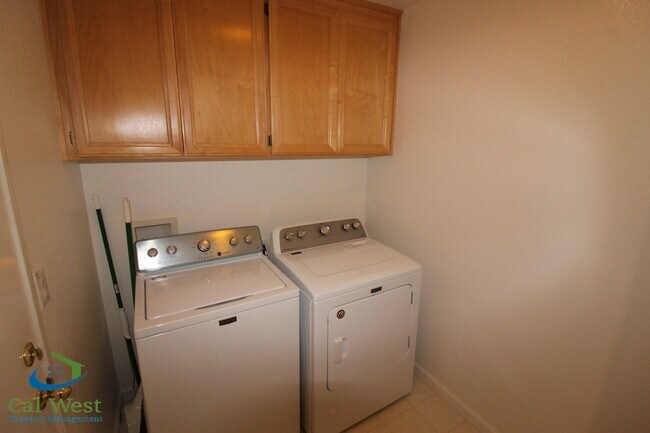 Building Photo - $4,095 - Beautiful 3bd/2.5ba Townhouse in the Palmia Community near Hwy 85 and Cottle!