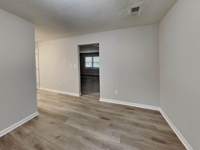 Building Photo - 415 Plainville Dr SW