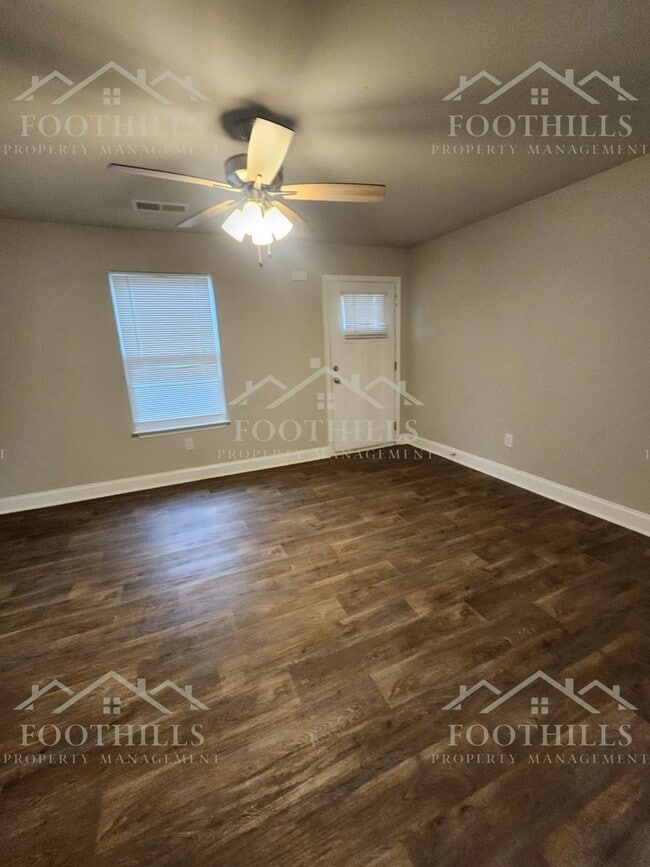 Building Photo - 104 David St