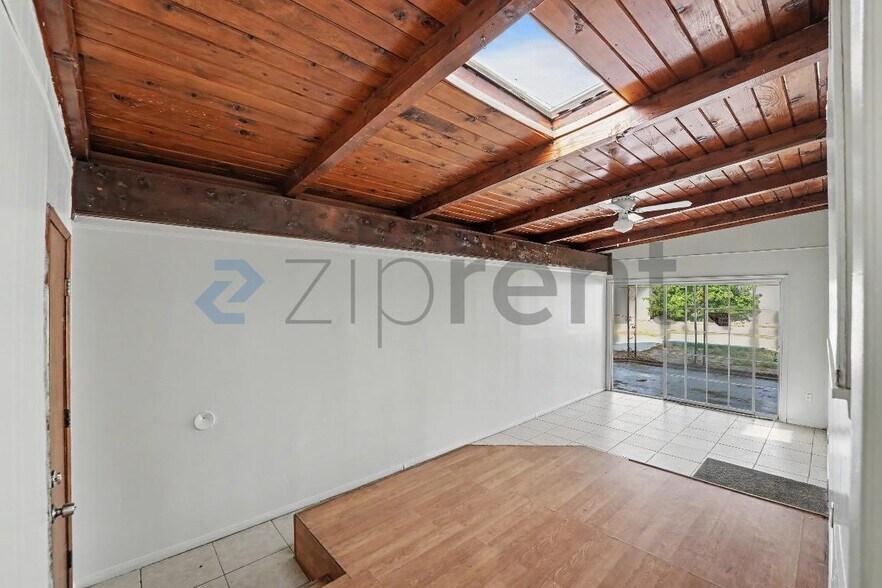 Building Photo - Unit