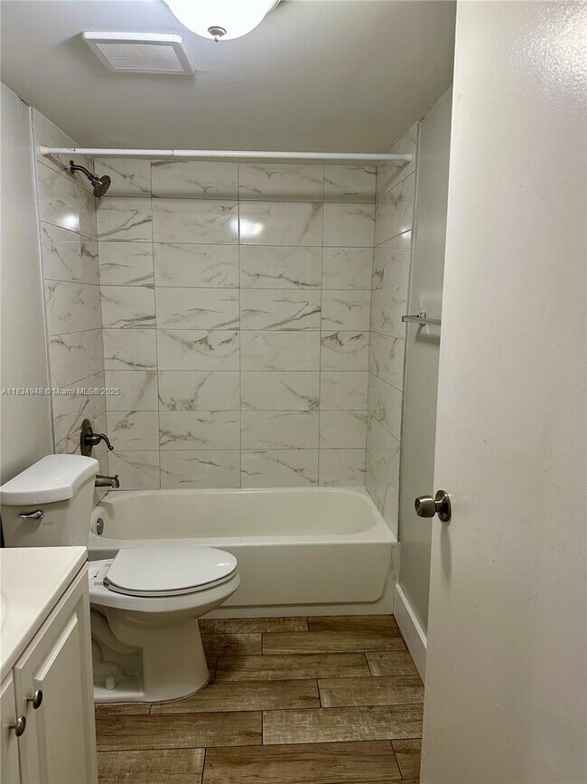 Building Photo - 2565 W 56th St