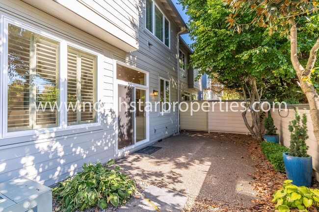 Building Photo - Beautiful Lake Oswego Townhome