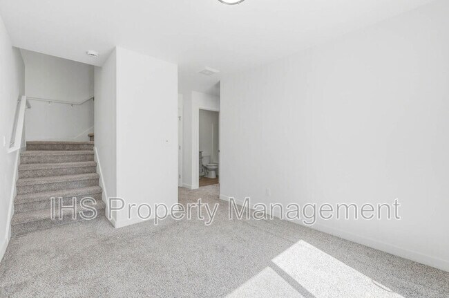 Building Photo - 714 W 13th St