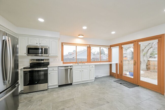 Building Photo - Spacious 4 Bed/2 Bath in Desirable Willow Creek.