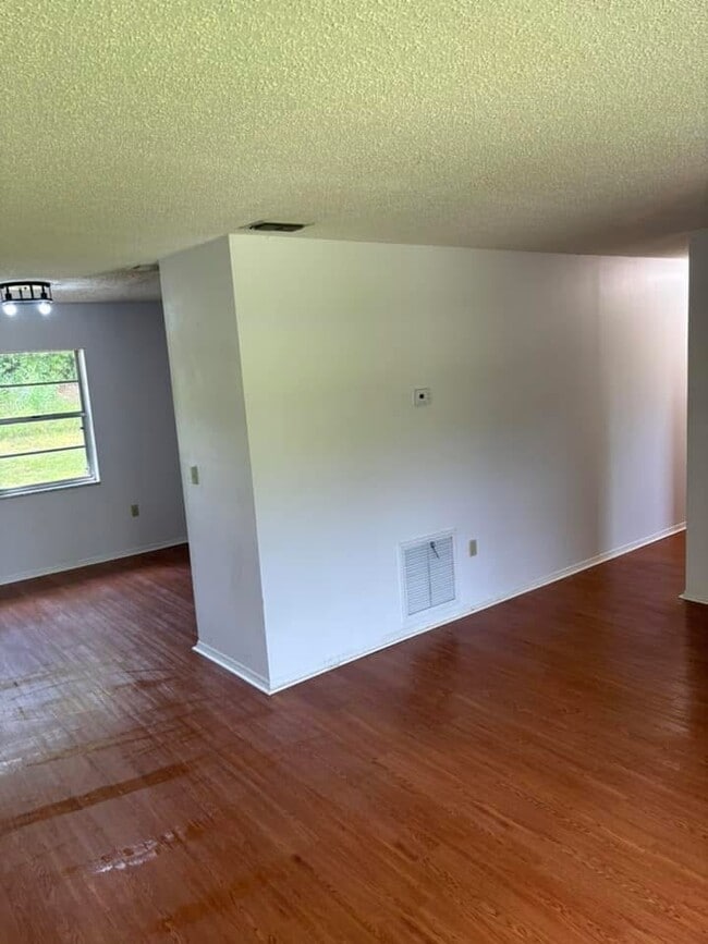 Building Photo - 321 E Primrose Ln