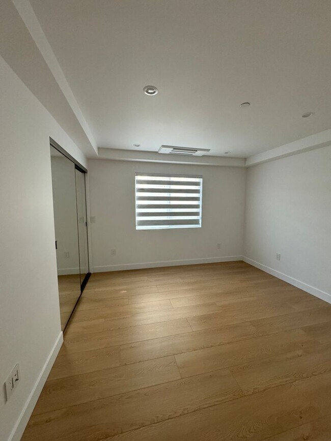 Building Photo - Spacious 1000 Sq. Ft. Single-Floor Back AD...