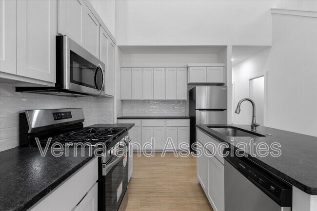 Building Photo - 717 Sun Meadow Dr