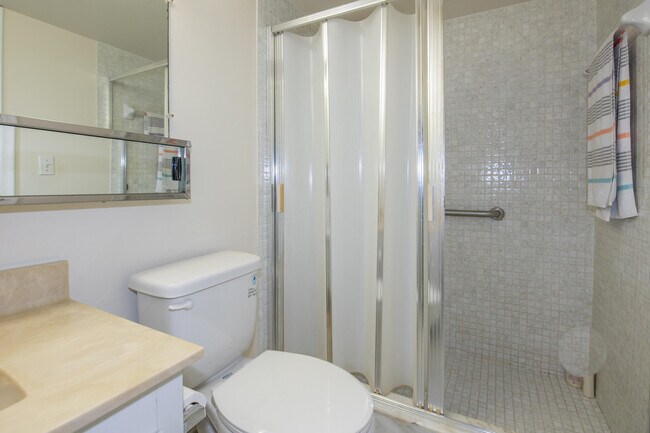 Building Photo - 1502 S Lakeside Dr