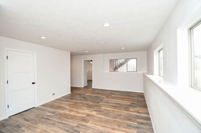 Building Photo - 5 Bedroom 3 Bathroom Single Family Home North Sioux Falls!