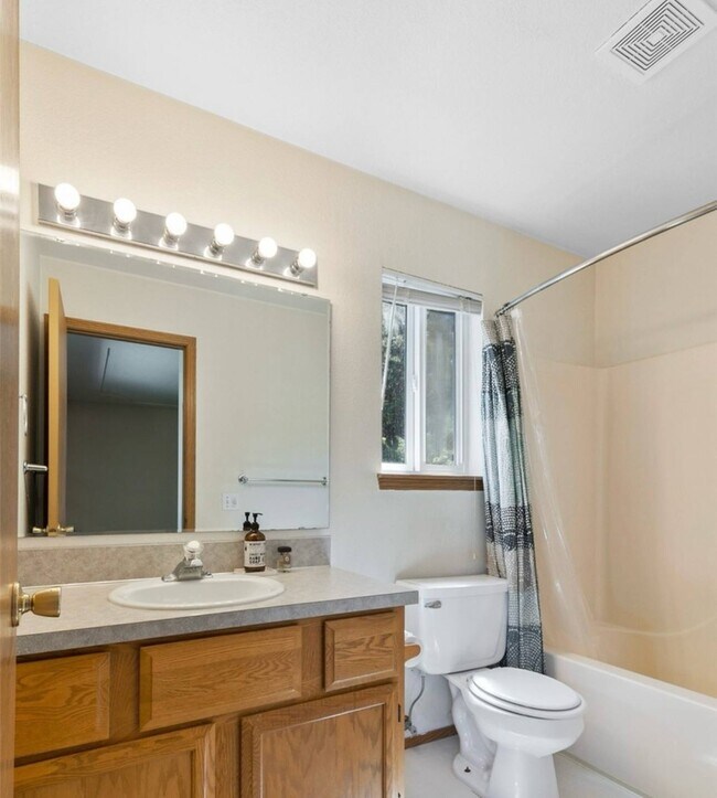 Building Photo - 4831 Beverly Dr NE