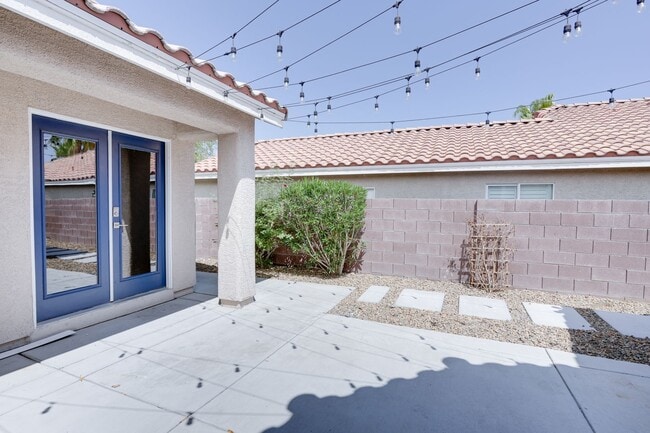 Building Photo - SINGLE STORY 4 BEDROOM IN GATED COMMUNITY