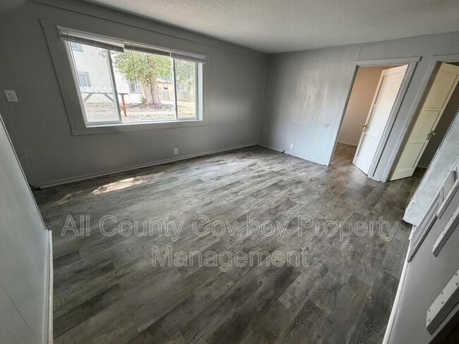 Building Photo - 866 N 5th St