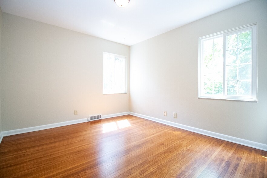 Building Photo - 2424 Lambert Dr