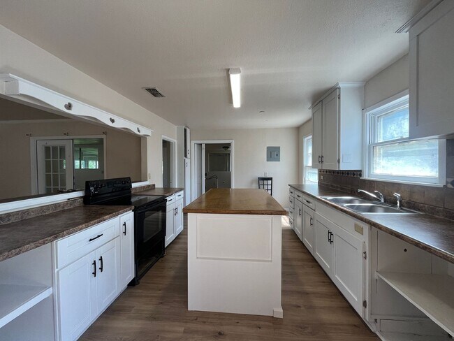 Building Photo - LINDALE PARK WITH EXTRA SQUARE FOOTAGE!!