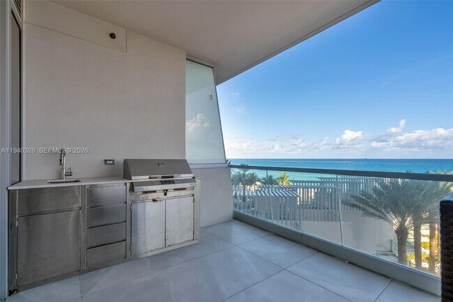 Building Photo - 18501 Collins Ave