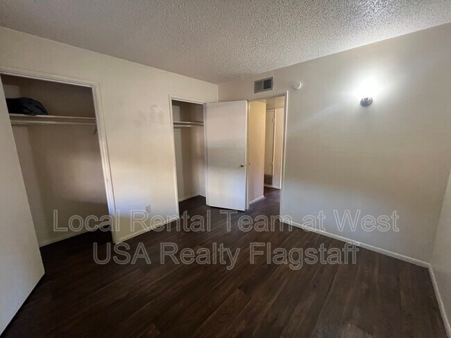 Building Photo - 2219 E Dortha Ave