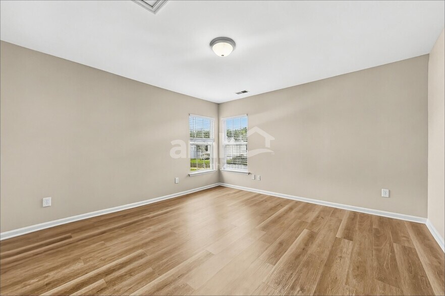 Building Photo - 578 English Oak Cir