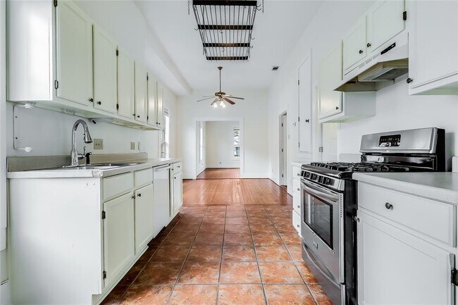 Building Photo - 609 W 35th St