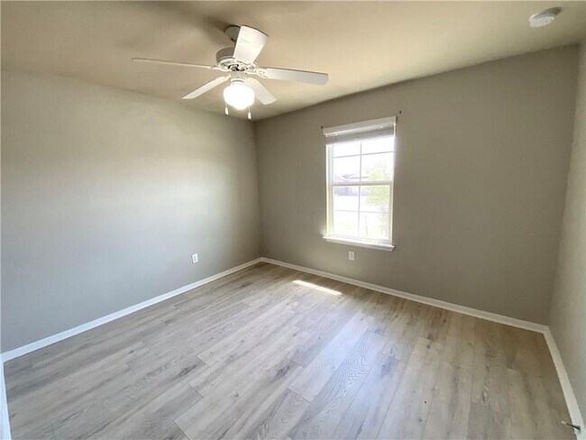 Building Photo - 215 Camellia Dr