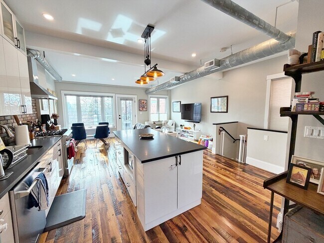 Building Photo - 63 Marion St