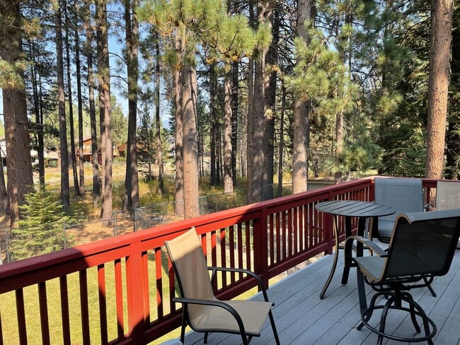 Building Photo - Beautiful 2 bedroom home with expansive li...