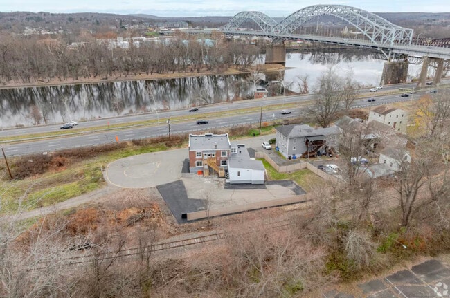 Building Photo - 141 Bridge St