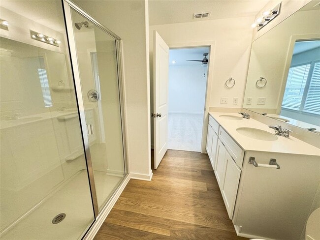 Building Photo - 130 Golden Bell Wy