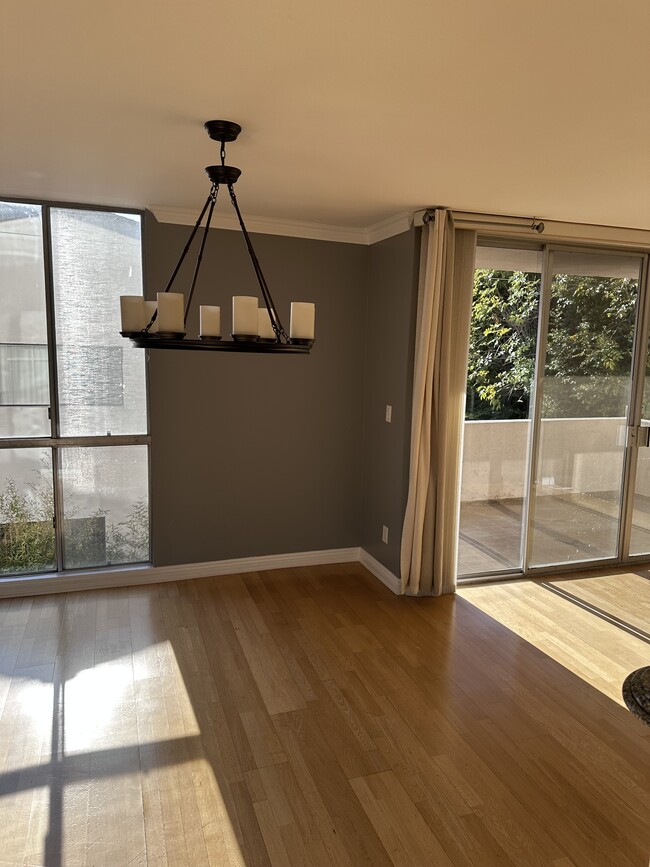 Bright dining area and patio - 725 S Barrington Ave