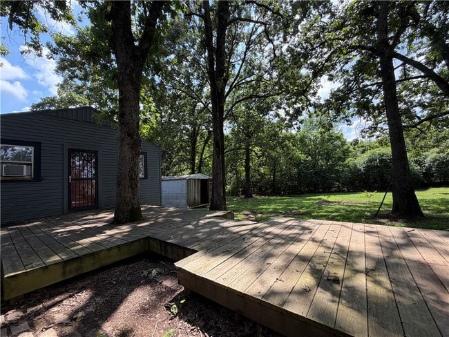 Building Photo - 1095 S Ray Ave