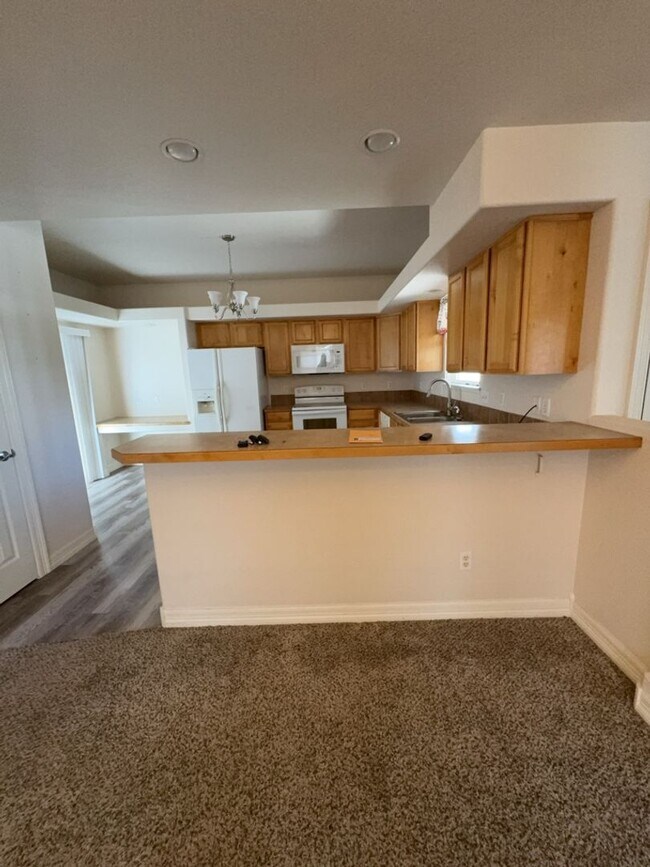 Building Photo - Spacious 3 Bed, 2.5 Bath Home with Oversiz...