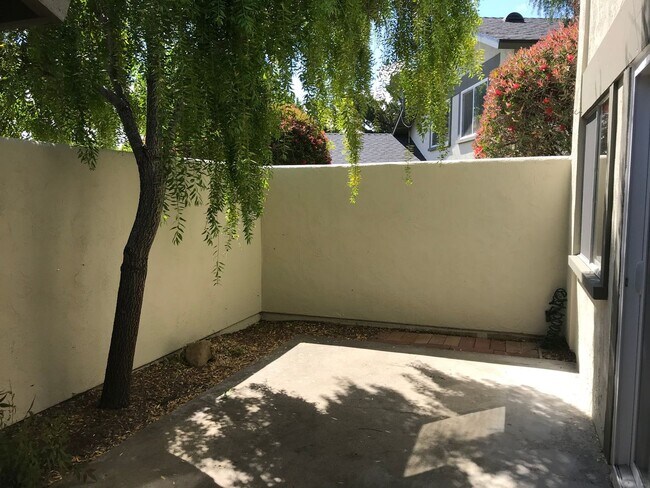 Building Photo - La Canada Townhome Quiet Community 2 Bedroom