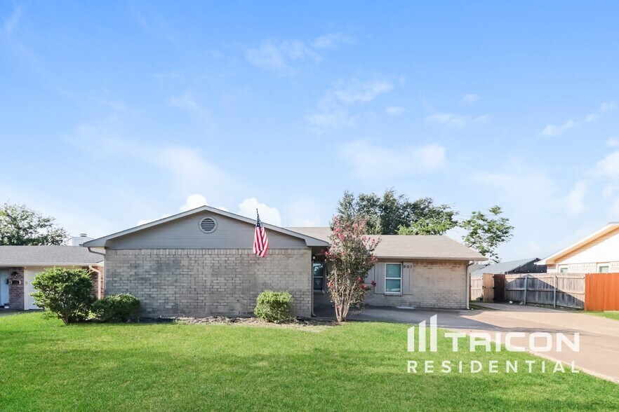 Primary Photo - 901 Loganwood Dr