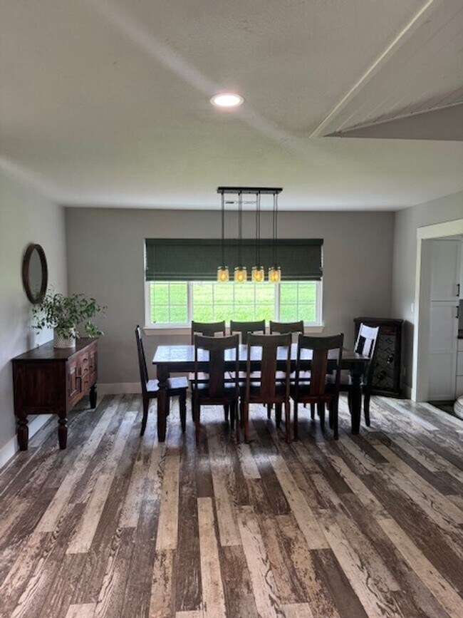 Building Photo - Country Style Living in this Charming Home in Anderson